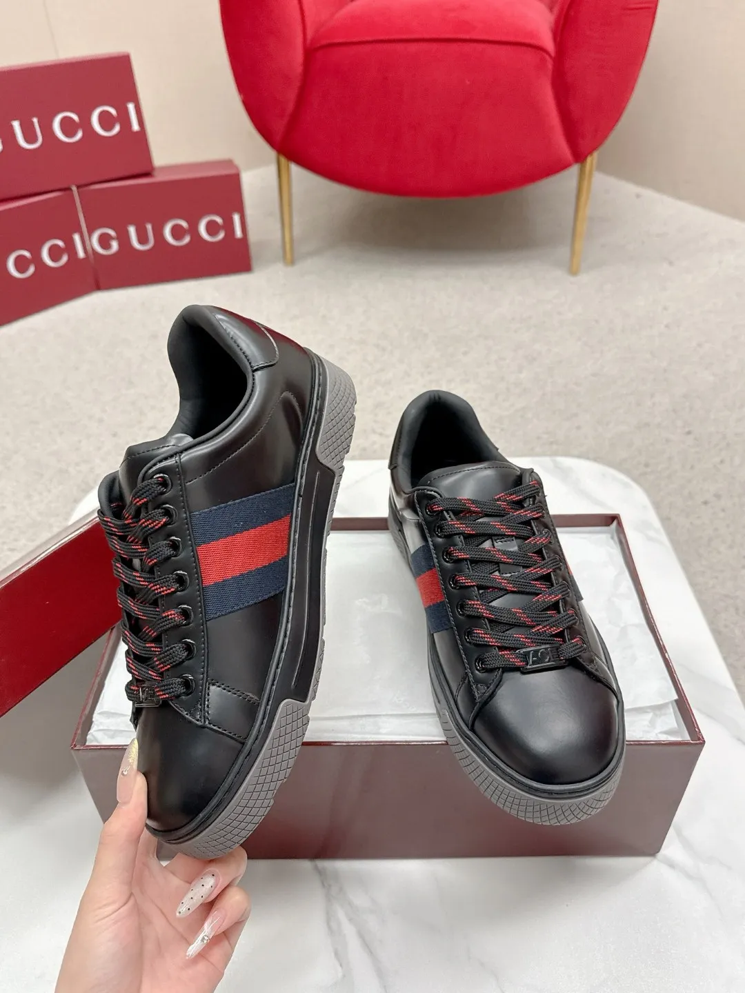 Factory price: 460💰Gucci Gucci's latest ACE series casual sports shoes, the same style as all the stars, classic brown canvas + leather stitching, the red and green stripes on the side are very recognizable. Perfect shoe last, perfect for daily casual wear, super beautiful and comfortable on the feet, a must-have for fashionistas 💯 ☑️Material: Original customized imported first-layer cowhide ☑️Inner lining: Customized imported cowhide ☑️Outsole: Original molded non-slip TPU sole ☑️Sole thickness: 2.5cm ☑️Size: Men's 38-44, customized 45